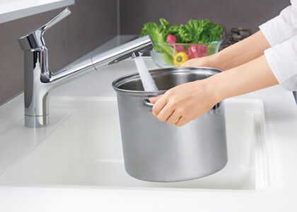 Không gian vòi rửa rộng giúp bạn có thể thoải mái rửa các vật dụng lớn