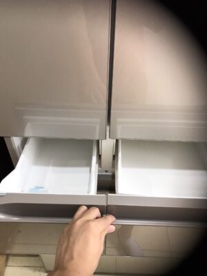Hình ảnh thực tế ngăn đá rơi và ngăn kem tủ lạnh Hitachi R-HW60N
