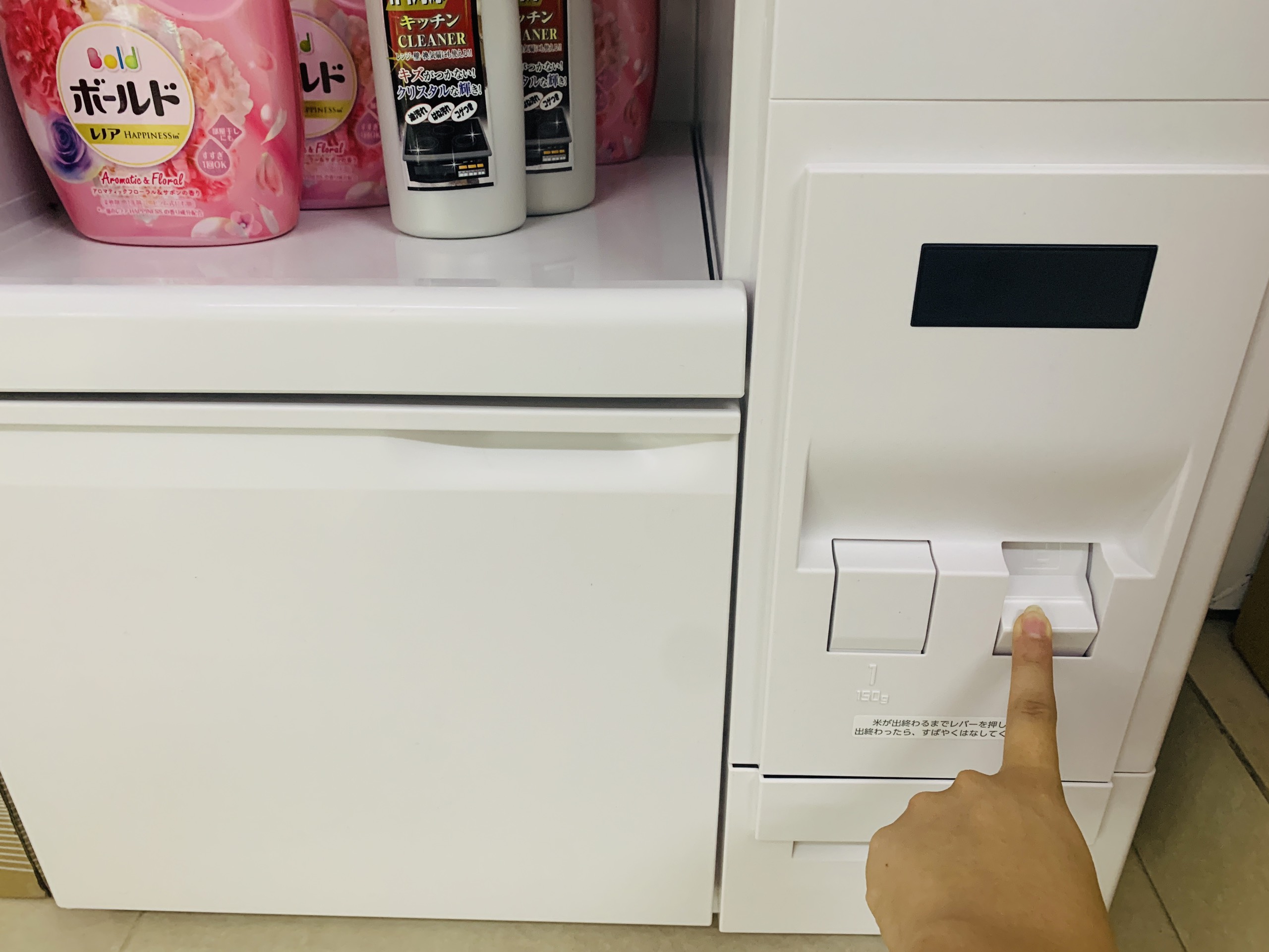 với tủ đựng gạo Fine Kitchen SK-306W, bạn có thể dễ dàng lấy gạo bằng một nút nhấn