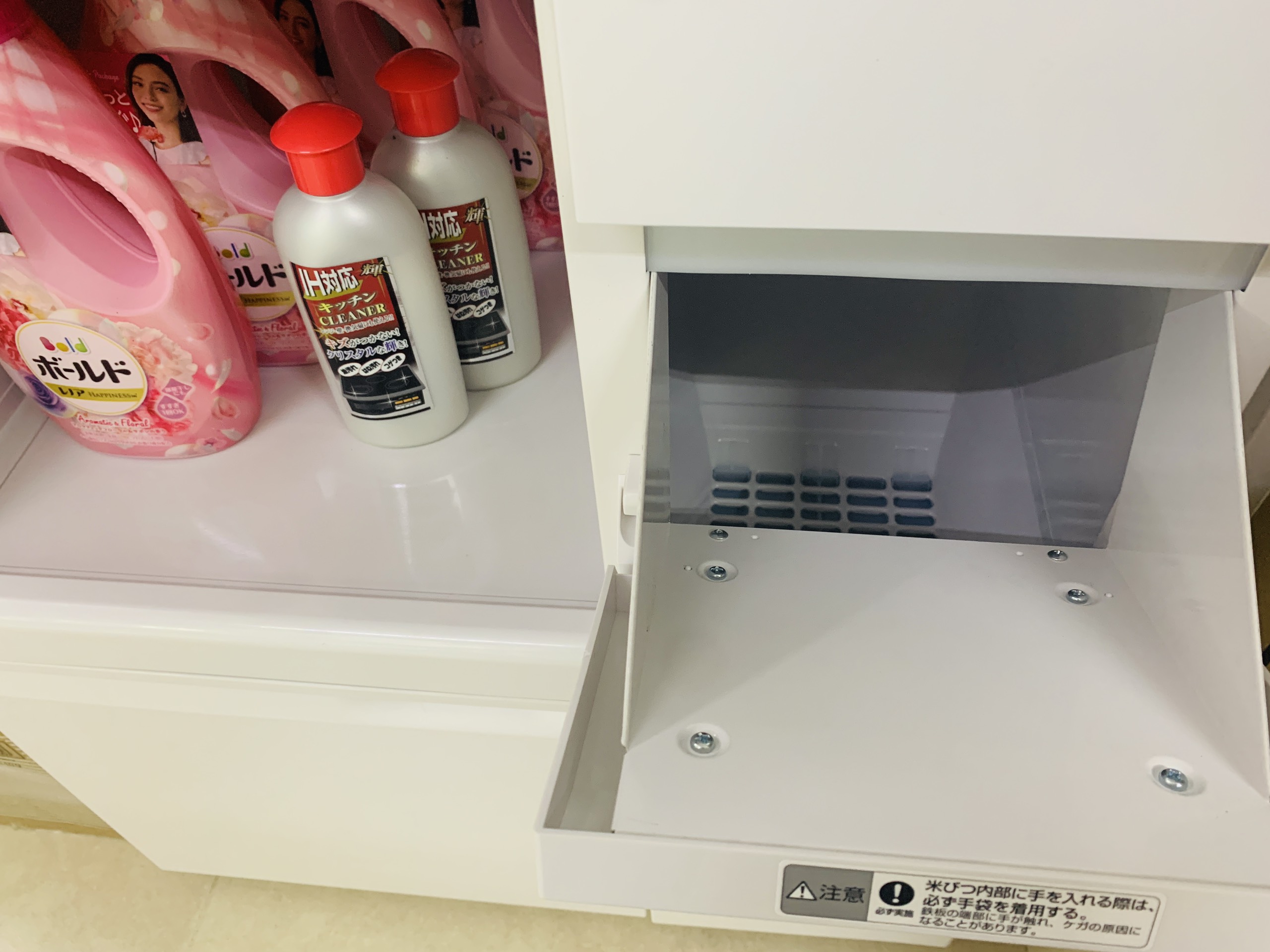 Tủ đựng gạo Fine Kitchen SK-306W có thể chứa 12kg gạo và có sàng lọc bên trong