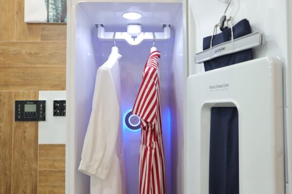 Hình ảnh thực treo đồ trong tủ giặt hấp sấy LG Styler S3WF
