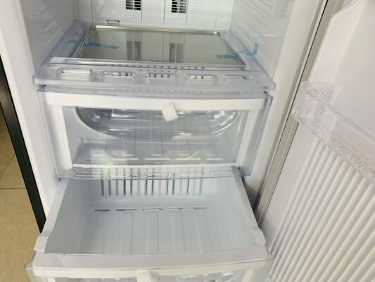 Ngăn làm lạnh nhanh và các ngăn chứa của tủ cấp đông Mitsubishi MF-U14F