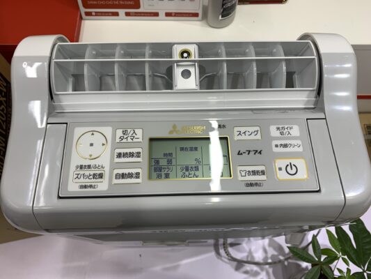 Hình ảnh thực tế bảng điều khiển máy hút ẩm Mitsubishi MJ-M120SX