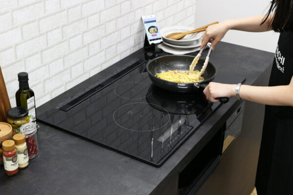 bếp từ Hitachi HT-M8AKTWF giúp nấu ăn nhanh hơn